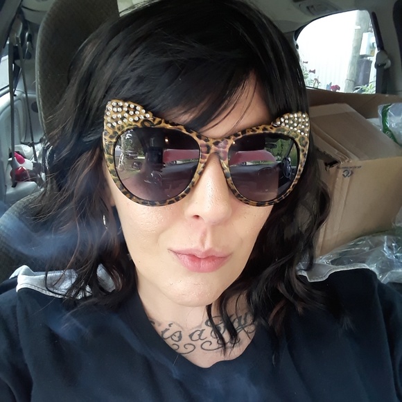 Meet your Posher - Picture 3 of 5